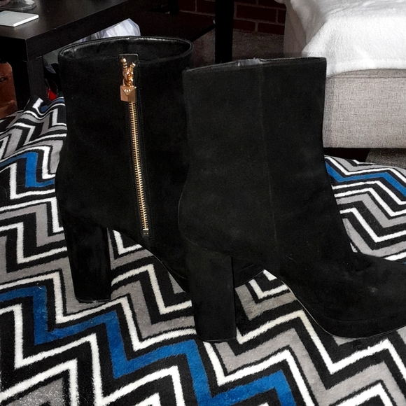 Michael kors, size is 10, color is black - Picture 3 of 5